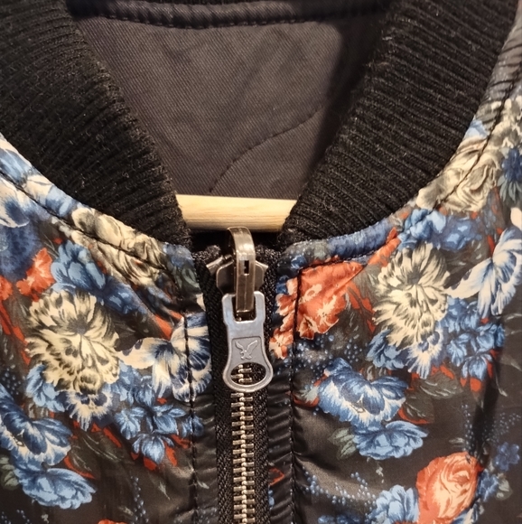 American Eagle Outfitter Reversible Satin Feel Bomber Jacket size Medium - Picture 6 of 8